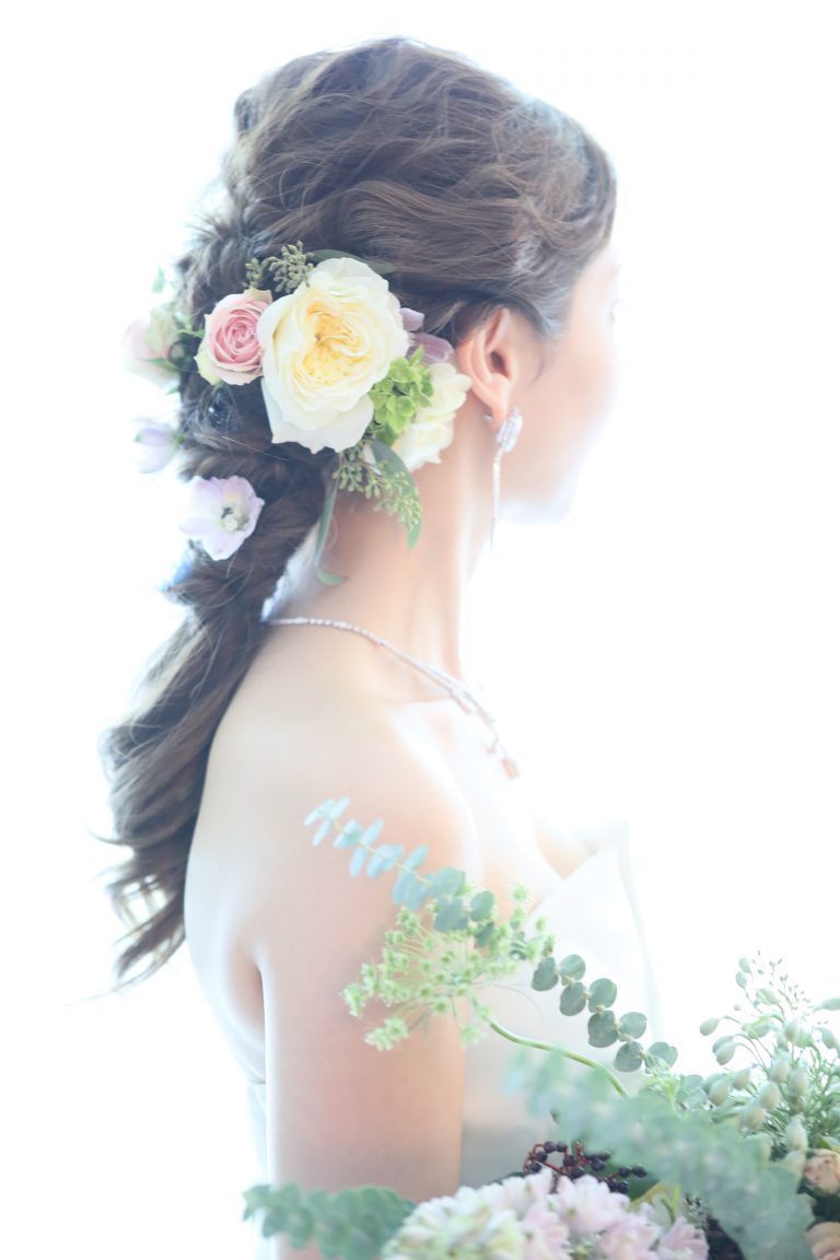 花嫁の美しさにヘッドフラワー
